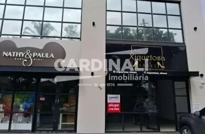 Salão comercial com ótima localização, com banheiros já adaptados e mezanino.