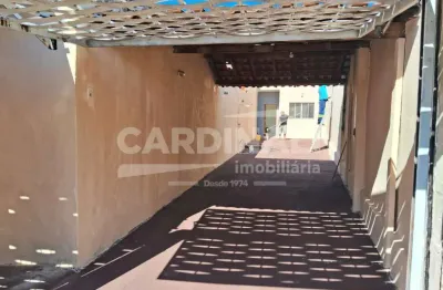 Casa com ótima localização, 02 dormitórios com armários embutidos.