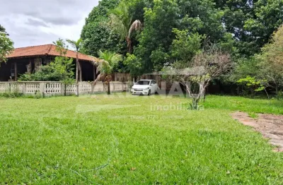 Chácara com ótima localização e muitas árvores frutíferas.