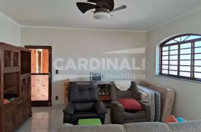 Casa com ótima localização, 03 dormitórios e repletos de armários.