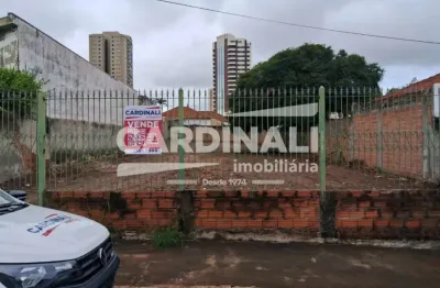 Ótima oportunidade de investimento no centro da cidade, terreno amplo pronto para construir.