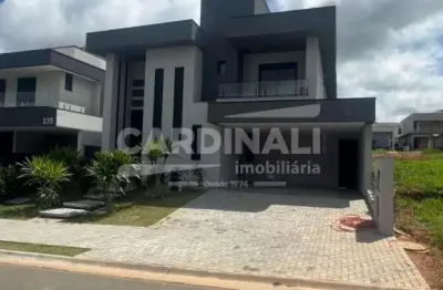 Casa de alto padrão à venda com 4 suítes e piscina no Residencial Arborais em Campinas.