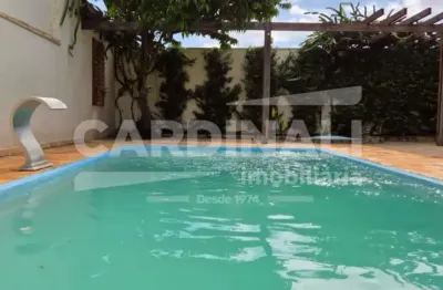 Casa com área de lazer completo, piscina aquecida e localização espetacular.