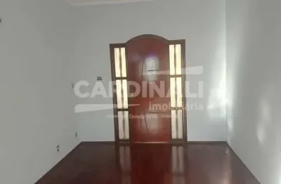 Sobrado com excelente localização, próximo a supermercados e faculdades.