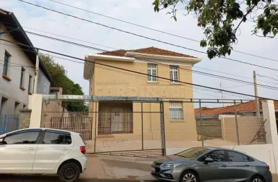 Imóvel comercial com 10 sala e 25 vagas de garagem no centro da cidade.