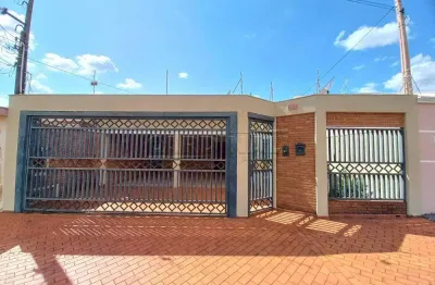 Casa com 3 dormitórios sendo 1 suite com garagem para 2 carros próximo ao bicão.