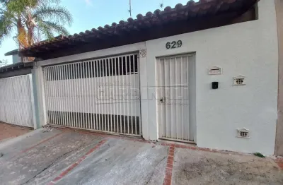 Casa 3 dormitórios sendo 1 suite com 4 vagas de garagem em bairro nobre.