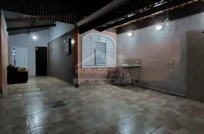 Casa geminada no canto do forte, 2 dormitórios, 2 vagas, quintal, confira em praia grande.