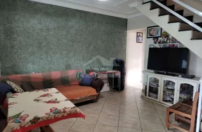 Lindo sobrado com 02 dormitórios no bairro do tude bastos em praia grande.
