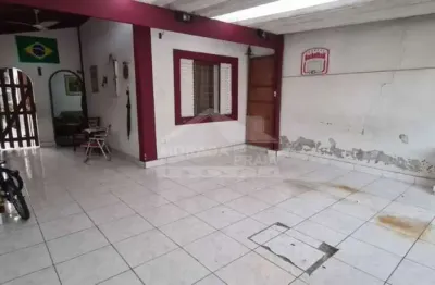 Casa geminada no canto do forte, 03 dormitórios, 2 vagas, edícula, confira em praia grande.