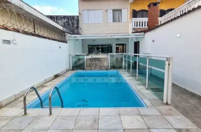Sobrado de 2 dormitórios, edícula e piscina na aviação, só na imobiliária em praia grande.