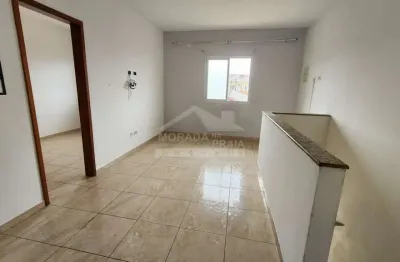 Casa sobreposta alta em condomínio no tude bastos com 02 dormitórios em praia grande