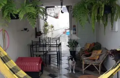 Casa geminada no forte, 2 dormitórios, quintal, confira na imobiliária em praia grande.