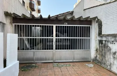 Casa para alugar!!, 02 dormitórios garagem para 04 carros!! na quadra da praia!!
