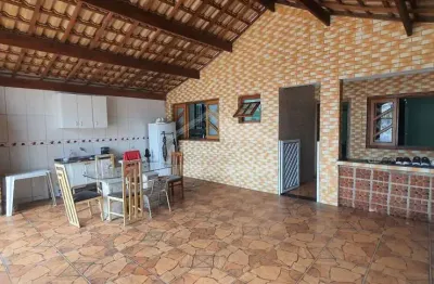 Casa isolada no centro do boqueirão, 3 dormitórios, quintal, confira em praia grande.