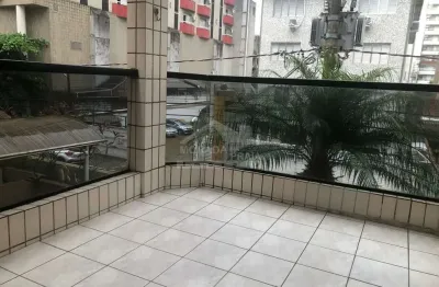 Apartamento mobiliado, frente rua na guilhermina, 2 dormitórios, sacada, confira em praia grande.