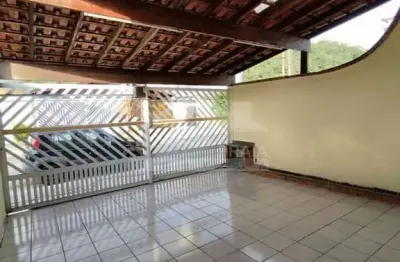 Casa no canto do forte com 2 dormitórios, 1 suíte, 2 vagas, confira na imobiliária em praia grande.