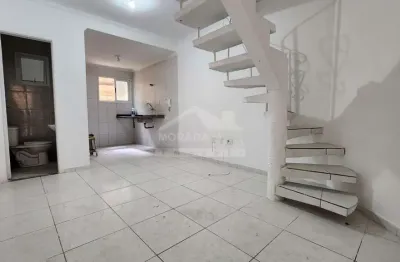 Sobrado em condomínio no forte, 2 suítes, 1 vaga, confira na imobiliária em praia grande.