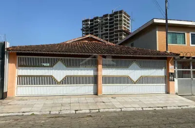 Casa térrea e sensacional na guilhermina, 4 dormitórios, área gourmet, só em praia grande.