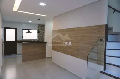 Sobrado com quintal em condomínio fechado na mirim, 2 dormitórios, confira em praia grande.