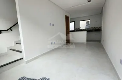 Sobrado com quintal em condomínio fechado na mirim, 2 dormitórios, 1 vaga, confira em praia grande.