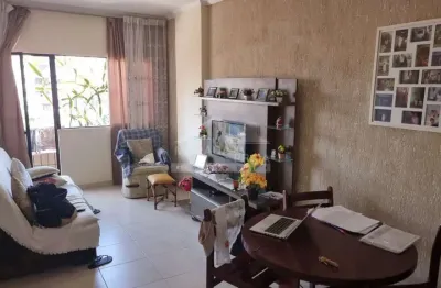 Apartamento a 100 metros da praia, com 2 banheiros, sacada, ótimo espaço interno.