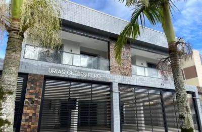 Sobreposta no jardim samambaia novinha, 2  dormitórios. só na imobiliária em praia grande.