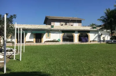 Casa mobiliada à 200 metros da praia com piscina e edícula, só na imobiliária em praia grande.