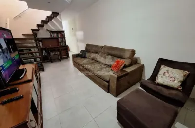 Sobrado na guilhermina, 3 suítes grandes, sacada, 100 metros do mar, confira em praia grande.