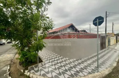 Casa semi isolada na mirim, 2 suítes, confira em praia grande.