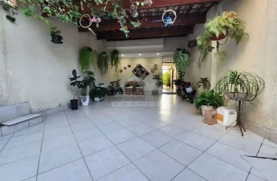 Sobrado no canto do forte, 3 dormitórios, sacada, quintal, 4 vagas, confira na morada na praia.
