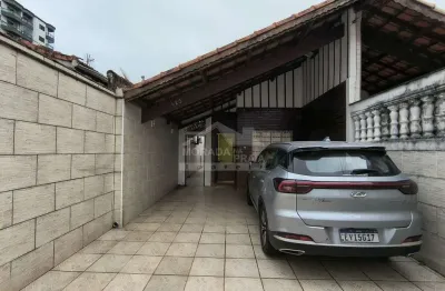 Casa geminada na guilhermina, 2 dormitórios, quintal, 3 vagas, confira em praia grande.