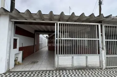 Casa geminada mobiliada na mirim, 2 dormitórios, quintal, 2 vagas, confira em praia grande.