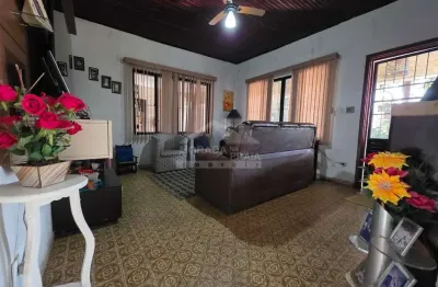 Casa isolada no forte, 5 dormitórios totais, 4 vagas, quintal, edícula, confira em praia grande.