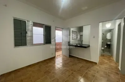 Apartamento 2 dormitórios, no canto do forte 150 metros da praia.