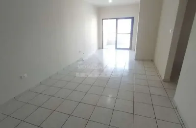 Apartamento na guilhermina, 02 dormitórios, sacada, 01 vaga, confira na imobiliária em praia grande.