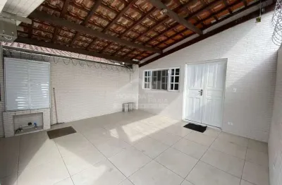 Casa geminada na aviação, 2 dormitórios, 1 suíte, churrasqueira, confira em praia grande.