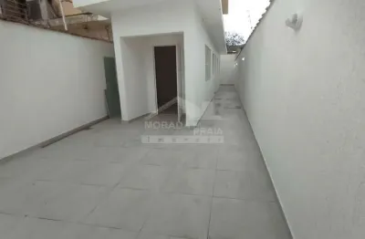 Casa sobreposta térrea na guilhermina, 2 dormitórios, 2 vagas, confira em praia grande.