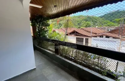 Sobrado geminado no Forte, 3 dormitórios, sacada, 2 vagas, confira em Praia Grande.