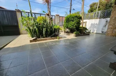 Sobrado isolado no canto do forte, 3 suítes, edícula, 3 vagas, quintal, onfira em praia grande.