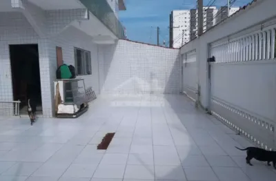 Sobrado isolado na mirim, 3 suítes, sacadas, 7 vagas, confira na imobiliária em praia grande.