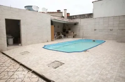 Casa na mirim, 4 suítes, quintal, churrasqueira, piscina,  confira na imobiliária em praia grande.