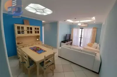 Excelente apto com sacada a 350 metros do mar região dos restaurantes!