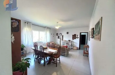 Apartamento amplo com ótima localização lado praia guarujá.