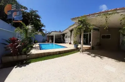 Casa térrea aconchegante com excelente localização a 250 metros do mar.