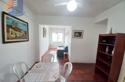 Apartamento com boa localização uns 600 metros a praia da enseada.