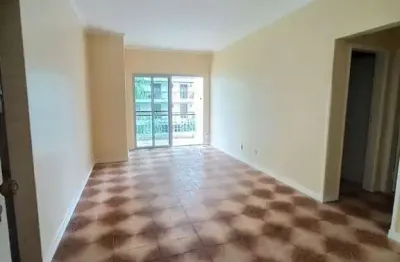 Amplo apartamento apenas 3 quadras da praia enseada.