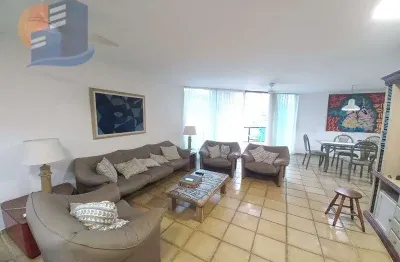 Amplo apartamento localização privilegiada a 100 metros da praia.