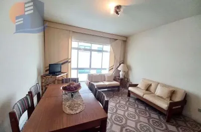 Amplo apartamento com ótima localização a 250 metros da praia.