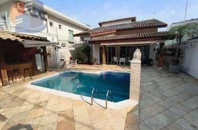 Casa localização privilegiada! 4 suítes | edícula | apenas 400 metros da praia da enseada - guarujá.